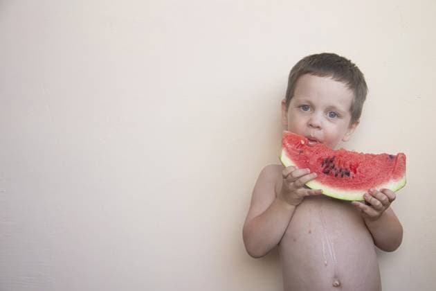 Bildnis eines Jungen mit einer Wassermelone. Ein glückliches Kind ißt eine Wassermelone. Sommer. Ein Junge an einer festen Wand mit einer Wassermelone in den Händen. Früchte des Sommers. Süßes Leben. Glückliche Kindheit Portrait of a boy with a watermelon . A happy child eats a watermelon. Summer. A boy against a solid wall with a watermelon in his hands . Fruits of the summer. Sweet life. Happy childhood Copyright: imageBROKER Dr.xMartinxBaumgärtn ibxiqx15346176.jpg ,model released, Symbolfoto ,property released