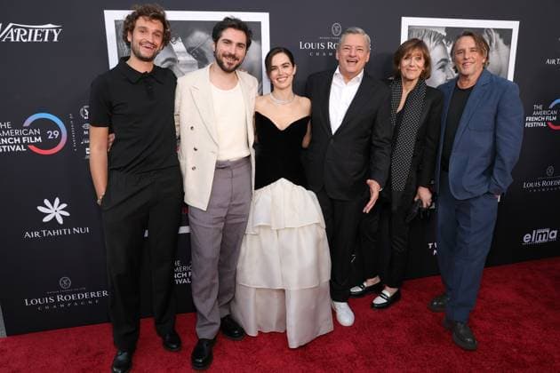 30 October 2025 - Los Angeles, California - Aubry Dullin, Guillaume Marbeck, Zoey Deutch, Ted Sarandos, MichÂle Halberstadt, Richard Linklater. The French American Film Festival Screening of Netflix s Nouvelle Vague held at the DGA Theater Complex. Los Angeles USA - ZUMAa123 20251030_zaa_a123_088 Copyright: xADx
