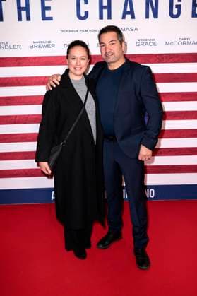 Emy Sharif und Bülent Sharif bei der Premiere des Kinofilms Make Me Feel in der Astor Film Lounge. Berlin, 30.10.2025