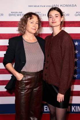 Judith van der Werff und Philine Schmölzer bei der Premiere des Kinofilms Make Me Feel in der Astor Film Lounge. Berlin, 30.10.2025