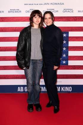 Annika Kuhl mit Tochter Edwina Kuhl bei der Premiere des Kinofilms Make Me Feel in der Astor Film Lounge. Berlin, 30.10.2025