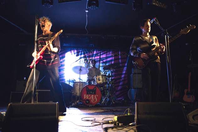 Keith Murray, Keith Carne und Chris Cain von We Are Scientists live bei einem Konzert der With Love & Squalor - 50th Anniversary Tour im Monk Club. Rom, 30.10.2025
