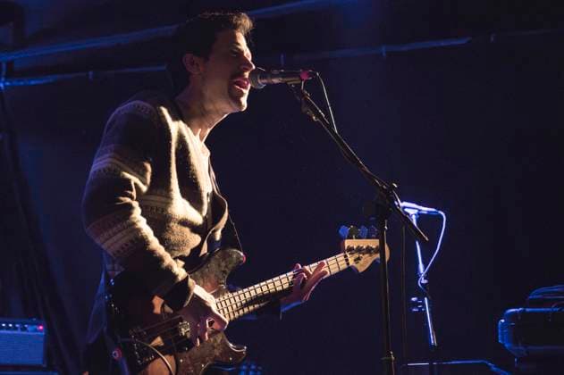 Chris Cain von We Are Scientists live bei einem Konzert der With Love & Squalor - 50th Anniversary Tour im Monk Club. Rom, 30.10.2025