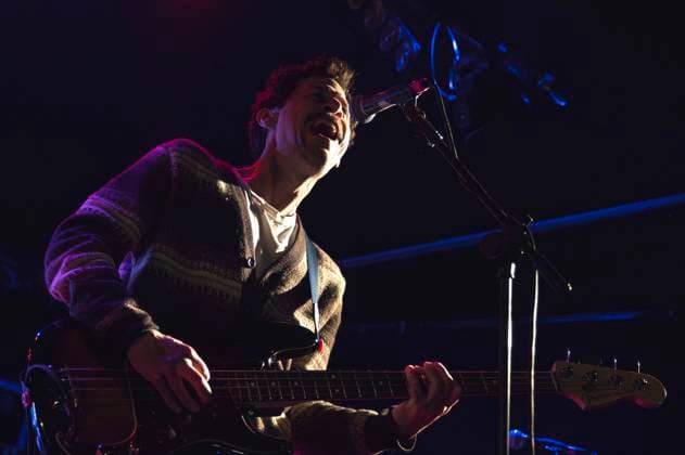 Chris Cain von We Are Scientists live bei einem Konzert der With Love & Squalor - 50th Anniversary Tour im Monk Club. Rom, 30.10.2025