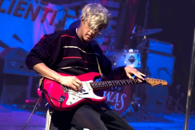 Keith Murray von We Are Scientists live bei einem Konzert der With Love & Squalor - 50th Anniversary Tour im Monk Club. Rom, 30.10.2025