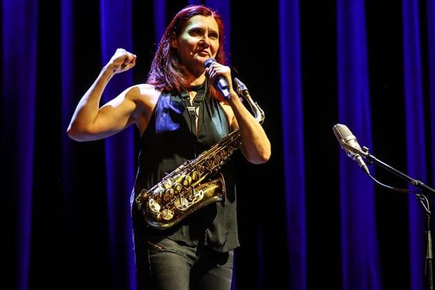 Konzert von Angelika Niescier, Jazzfest Berlin 25 Angelika Niescier – Altsaxofon Tomeka Reid – Violoncello Eliza Salem – Schlagzeug