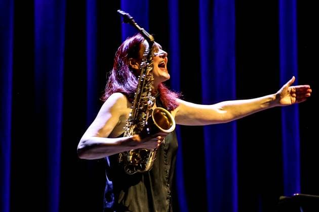 Konzert von Angelika Niescier, Jazzfest Berlin 25 Angelika Niescier – Altsaxofon Tomeka Reid – Violoncello Eliza Salem – Schlagzeug