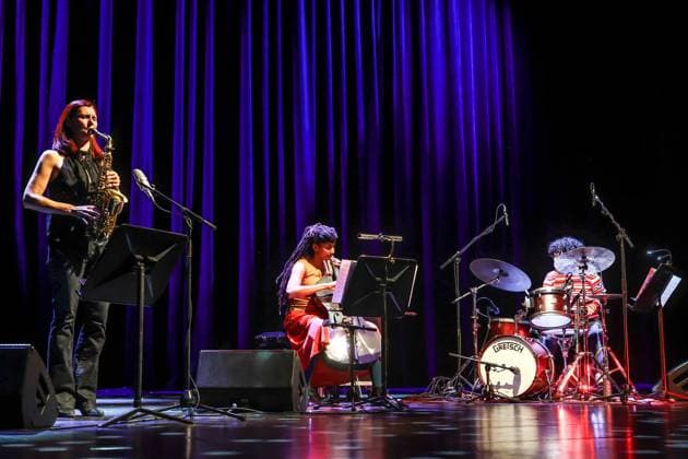 Konzert von Angelika Niescier, Jazzfest Berlin 25 Angelika Niescier – Altsaxofon Tomeka Reid – Violoncello Eliza Salem – Schlagzeug