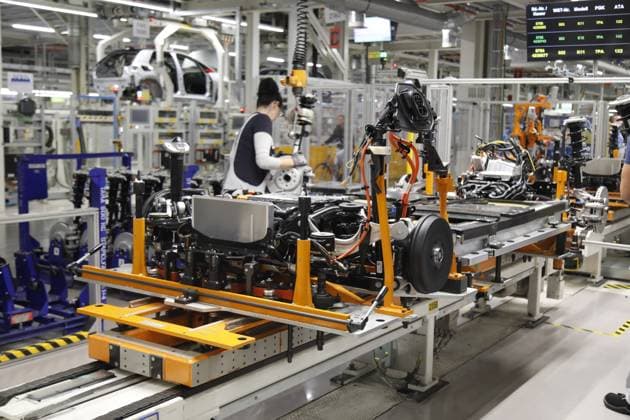 Produktionslinie des VW ID.3 während es Besuches von Carsten Schneider , Bundesumweltminister, im Werk von Volkswagen in Zwickau. In dem Fahrzeugwerk fertigt der Volkswagen-Konzern so viele Elektroautos wie an keinem anderen Standort. In den sächsischen VW-Werken Zwickau und Dresden standen vergangene Woche die Bänder still. Grund ist die schwache Nachfrage nach E-Autos aus dem Hause Volkswagen. Mit Beginn dieser Woche ist auch die Produktion wieder angelaufen. Gemeinsam mit Ministerpräsident Michael Kretschmer, Wirtschaftsminister Dirk Panter und Landrat Carsten Michaelis tauscht sich der Minister mit den Verantwortlichen und den Beschäftigten vor Ort zu aktuellen Fragen aus, vor allem im Bereich Fahrzeugbau und Einsatz von Recyclin Copyright: xMatthiasxWehnertx