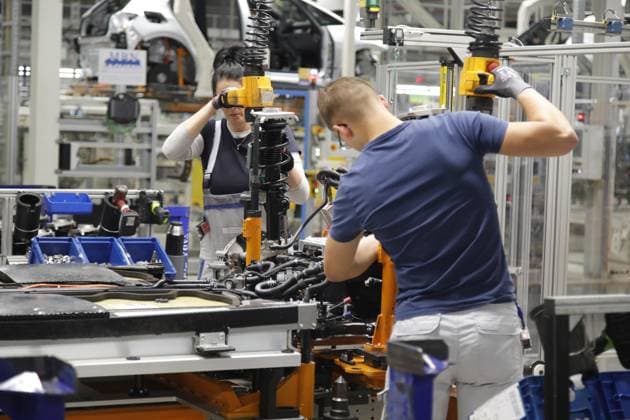 Produktionslinie des VW ID.3 während es Besuches von Carsten Schneider , Bundesumweltminister, im Werk von Volkswagen in Zwickau. In dem Fahrzeugwerk fertigt der Volkswagen-Konzern so viele Elektroautos wie an keinem anderen Standort. In den sächsischen VW-Werken Zwickau und Dresden standen vergangene Woche die Bänder still. Grund ist die schwache Nachfrage nach E-Autos aus dem Hause Volkswagen. Mit Beginn dieser Woche ist auch die Produktion wieder angelaufen. Gemeinsam mit Ministerpräsident Michael Kretschmer, Wirtschaftsminister Dirk Panter und Landrat Carsten Michaelis tauscht sich der Minister mit den Verantwortlichen und den Beschäftigten vor Ort zu aktuellen Fragen aus, vor allem im Bereich Fahrzeugbau und Einsatz von Recyclin Copyright: xMatthiasxWehnertx