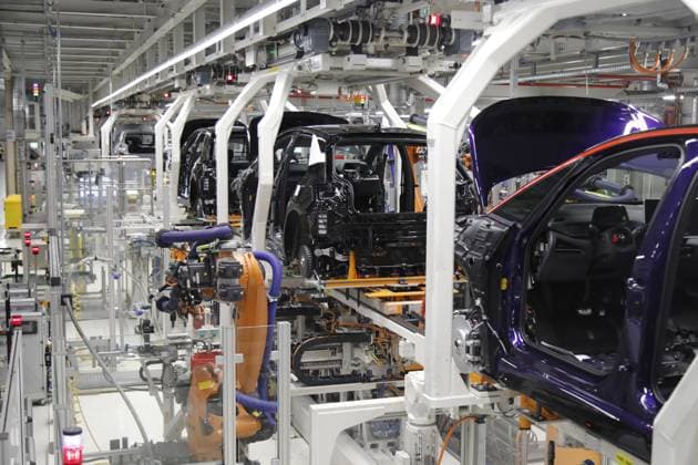 Produktionslinie des VW ID.3 während es Besuches von Carsten Schneider , Bundesumweltminister, im Werk von Volkswagen in Zwickau. In dem Fahrzeugwerk fertigt der Volkswagen-Konzern so viele Elektroautos wie an keinem anderen Standort. In den sächsischen VW-Werken Zwickau und Dresden standen vergangene Woche die Bänder still. Grund ist die schwache Nachfrage nach E-Autos aus dem Hause Volkswagen. Mit Beginn dieser Woche ist auch die Produktion wieder angelaufen. Gemeinsam mit Ministerpräsident Michael Kretschmer, Wirtschaftsminister Dirk Panter und Landrat Carsten Michaelis tauscht sich der Minister mit den Verantwortlichen und den Beschäftigten vor Ort zu aktuellen Fragen aus, vor allem im Bereich Fahrzeugbau und Einsatz von Recyclin Copyright: xMatthiasxWehnertx