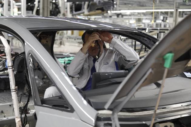 Produktionslinie des VW ID.3 während es Besuches von Carsten Schneider , Bundesumweltminister, im Werk von Volkswagen in Zwickau. In dem Fahrzeugwerk fertigt der Volkswagen-Konzern so viele Elektroautos wie an keinem anderen Standort. In den sächsischen VW-Werken Zwickau und Dresden standen vergangene Woche die Bänder still. Grund ist die schwache Nachfrage nach E-Autos aus dem Hause Volkswagen. Mit Beginn dieser Woche ist auch die Produktion wieder angelaufen. Gemeinsam mit Ministerpräsident Michael Kretschmer, Wirtschaftsminister Dirk Panter und Landrat Carsten Michaelis tauscht sich der Minister mit den Verantwortlichen und den Beschäftigten vor Ort zu aktuellen Fragen aus, vor allem im Bereich Fahrzeugbau und Einsatz von Recyclin Copyright: xMatthiasxWehnertx