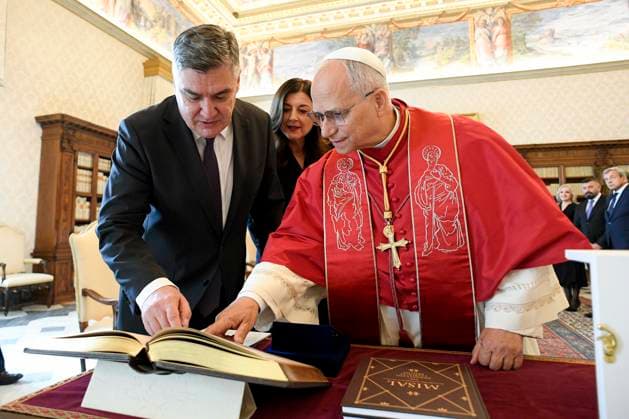 News Bilder des Tages ITALY - REL - POPE LEONE XIV RECEIVES IN PRIVATE AUDIENCE HIS EXCELLENCY MR. ZORAN MILANOVIC,PRESIDENT OF THE REPUBLIC OF CROATIA 2025 10 31 Italy, Rome, Vatican 2025 10 31 Pope Leon XIV receives in private audience His Excellency Mr. Zoran Milanovic, President of the Republic of Croatia EDITORIAL USE ONLY - NO BOOKS Copyright: xx