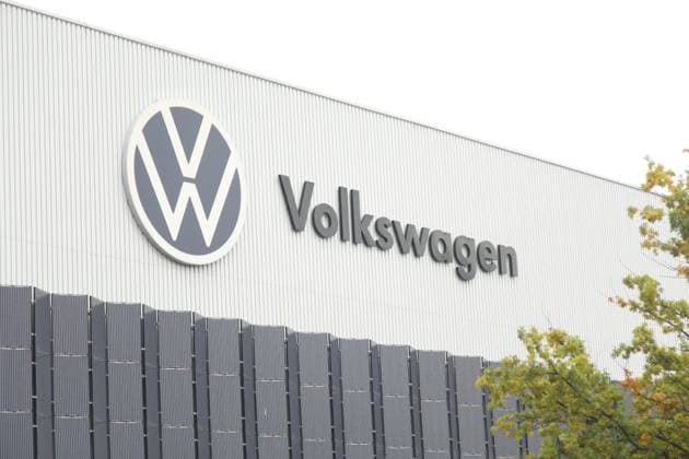 Produktionslinie des VW ID.3 während es Besuches von Carsten Schneider , Bundesumweltminister, im Werk von Volkswagen in Zwickau. In dem Fahrzeugwerk fertigt der Volkswagen-Konzern so viele Elektroautos wie an keinem anderen Standort. In den sächsischen VW-Werken Zwickau und Dresden standen vergangene Woche die Bänder still. Grund ist die schwache Nachfrage nach E-Autos aus dem Hause Volkswagen. Mit Beginn dieser Woche ist auch die Produktion wieder angelaufen. Gemeinsam mit Ministerpräsident Michael Kretschmer, Wirtschaftsminister Dirk Panter und Landrat Carsten Michaelis tauscht sich der Minister mit den Verantwortlichen und den Beschäftigten vor Ort zu aktuellen Fragen aus, vor allem im Bereich Fahrzeugbau und Einsatz von Recyclin Copyright: xMatthiasxWehnertx