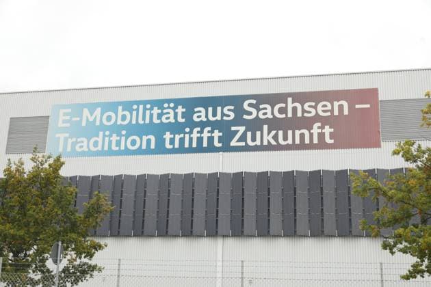Produktionslinie des VW ID.3 während es Besuches von Carsten Schneider , Bundesumweltminister, im Werk von Volkswagen in Zwickau. In dem Fahrzeugwerk fertigt der Volkswagen-Konzern so viele Elektroautos wie an keinem anderen Standort. In den sächsischen VW-Werken Zwickau und Dresden standen vergangene Woche die Bänder still. Grund ist die schwache Nachfrage nach E-Autos aus dem Hause Volkswagen. Mit Beginn dieser Woche ist auch die Produktion wieder angelaufen. Gemeinsam mit Ministerpräsident Michael Kretschmer, Wirtschaftsminister Dirk Panter und Landrat Carsten Michaelis tauscht sich der Minister mit den Verantwortlichen und den Beschäftigten vor Ort zu aktuellen Fragen aus, vor allem im Bereich Fahrzeugbau und Einsatz von Recyclin Copyright: xMatthiasxWehnertx