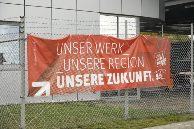 Produktionslinie des VW ID.3 während es Besuches von Carsten Schneider , Bundesumweltminister, im Werk von Volkswagen in Zwickau. In dem Fahrzeugwerk fertigt der Volkswagen-Konzern so viele Elektroautos wie an keinem anderen Standort. In den sächsischen VW-Werken Zwickau und Dresden standen vergangene Woche die Bänder still. Grund ist die schwache Nachfrage nach E-Autos aus dem Hause Volkswagen. Mit Beginn dieser Woche ist auch die Produktion wieder angelaufen. Gemeinsam mit Ministerpräsident Michael Kretschmer, Wirtschaftsminister Dirk Panter und Landrat Carsten Michaelis tauscht sich der Minister mit den Verantwortlichen und den Beschäftigten vor Ort zu aktuellen Fragen aus, vor allem im Bereich Fahrzeugbau und Einsatz von Recyclin Copyright: xMatthiasxWehnertx