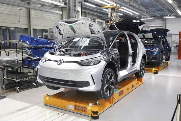 Produktionslinie des VW ID.3 während es Besuches von Carsten Schneider , Bundesumweltminister, im Werk von Volkswagen in Zwickau. In dem Fahrzeugwerk fertigt der Volkswagen-Konzern so viele Elektroautos wie an keinem anderen Standort. In den sächsischen VW-Werken Zwickau und Dresden standen vergangene Woche die Bänder still. Grund ist die schwache Nachfrage nach E-Autos aus dem Hause Volkswagen. Mit Beginn dieser Woche ist auch die Produktion wieder angelaufen. Gemeinsam mit Ministerpräsident Michael Kretschmer, Wirtschaftsminister Dirk Panter und Landrat Carsten Michaelis tauscht sich der Minister mit den Verantwortlichen und den Beschäftigten vor Ort zu aktuellen Fragen aus, vor allem im Bereich Fahrzeugbau und Einsatz von Recyclin Copyright: xMatthiasxWehnertx