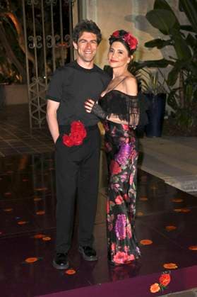 Max Greenfield mit Ehefrau Tess Sanchez bei der 5. Dia De Muertos Gala präsentiert von Lexus, Tequila Don Julio, Nike, Dnero, Mattel, Calamigos Ranch und Maremoto im Los¯Angeles¯River¯Center¯&¯Gardens. Los Angeles, 30.10.2025