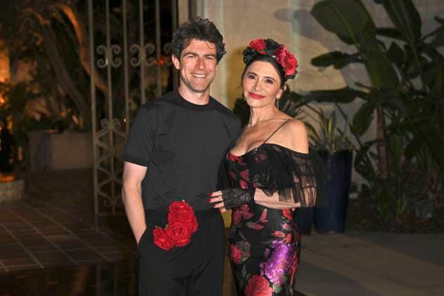 Max Greenfield mit Ehefrau Tess Sanchez bei der 5. Dia De Muertos Gala präsentiert von Lexus, Tequila Don Julio, Nike, Dnero, Mattel, Calamigos Ranch und Maremoto im Los¯Angeles¯River¯Center¯&¯Gardens. Los Angeles, 30.10.2025