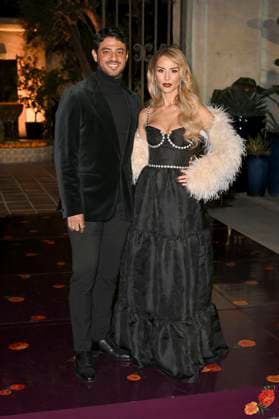 Carlos Vela mit Ehefrau Saioa Canibano bei der 5. Dia De Muertos Gala präsentiert von Lexus, Tequila Don Julio, Nike, Dnero, Mattel, Calamigos Ranch und Maremoto im Los¯Angeles¯River¯Center¯&¯Gardens. Los Angeles, 30.10.2025