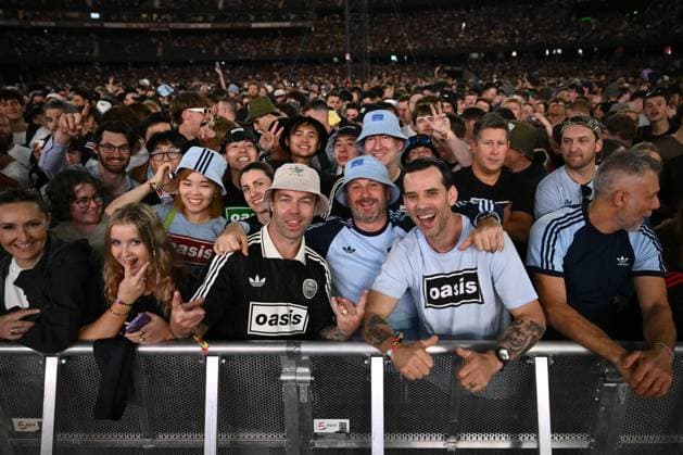 OASIS CONCERT MELBOURNE, Guests wait for English rock band Oasis to perform during the first show of their Australian tour at Marvel Stadium, in Melbourne, Friday, October 31, 2025. ( NO ARCHIVING, EDITORIAL USE ONLY MELBOURNE VICTORIA AUSTRALIA  Copyright: xJOELxCARRETTx 20251031122827078214