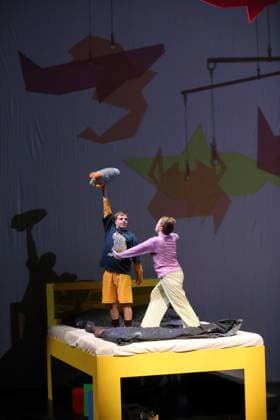 Felix Che Groll (als Hosche, Herr Pudles u.a.) und Evelina Smolina (als Elli) während der Fotoprobe für Tintenfischlady in der Deutschen Oper in Berlin, Tischlerei, 30. Oktober 2025. Musiktheater für Kinder und Erwachsene. Komposition Sidney Corbett. Text Chiara Corbett. Musikalische Leitung Leonard Martynek. Inszenierung Lara Yilmaz. Bühne und Kostüme Coline Meret Lola Jud. Premiere ist am 31. Oktober 2025. Deutsche Oper Berlin Tintenfischlady