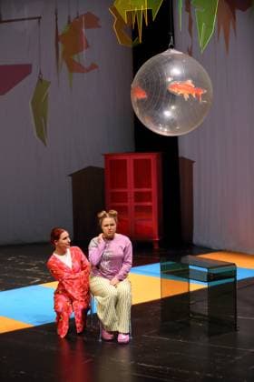 Lana Maletic (als Tintenfischlady, Mama) und Evelina Smolina (als Elli), v.l., während der Fotoprobe für Tintenfischlady in der Deutschen Oper in Berlin, Tischlerei, 30. Oktober 2025. Musiktheater für Kinder und Erwachsene. Komposition Sidney Corbett. Text Chiara Corbett. Musikalische Leitung Leonard Martynek. Inszenierung Lara Yilmaz. Bühne und Kostüme Coline Meret Lola Jud. Premiere ist am 31. Oktober 2025. Deutsche Oper Berlin Tintenfischlady