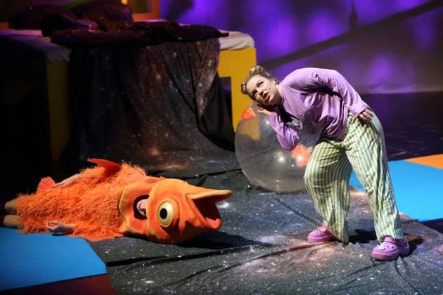 Felix Che Groll (als Hosche, Herr Pudles u.a.) und Evelina Smolina (als Elli) während der Fotoprobe für Tintenfischlady in der Deutschen Oper in Berlin, Tischlerei, 30. Oktober 2025. Musiktheater für Kinder und Erwachsene. Komposition Sidney Corbett. Text Chiara Corbett. Musikalische Leitung Leonard Martynek. Inszenierung Lara Yilmaz. Bühne und Kostüme Coline Meret Lola Jud. Premiere ist am 31. Oktober 2025. Deutsche Oper Berlin Tintenfischlady