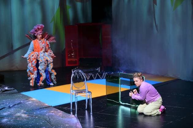 Lana Maletic (als Tintenfischlady, Mama) und Evelina Smolina (als Elli), v.l., während der Fotoprobe für Tintenfischlady in der Deutschen Oper in Berlin, Tischlerei, 30. Oktober 2025. Musiktheater für Kinder und Erwachsene. Komposition Sidney Corbett. Text Chiara Corbett. Musikalische Leitung Leonard Martynek. Inszenierung Lara Yilmaz. Bühne und Kostüme Coline Meret Lola Jud. Premiere ist am 31. Oktober 2025. Deutsche Oper Berlin Tintenfischlady