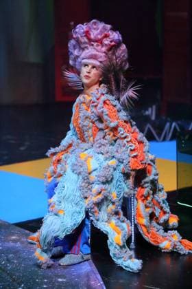 Lana Maletic (als Tintenfischlady, Mama) während der Fotoprobe für Tintenfischlady in der Deutschen Oper in Berlin, Tischlerei, 30. Oktober 2025. Musiktheater für Kinder und Erwachsene. Komposition Sidney Corbett. Text Chiara Corbett. Musikalische Leitung Leonard Martynek. Inszenierung Lara Yilmaz. Bühne und Kostüme Coline Meret Lola Jud. Premiere ist am 31. Oktober 2025. Deutsche Oper Berlin Tintenfischlady
