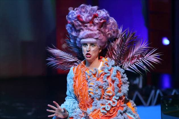 Lana Maletic (als Tintenfischlady, Mama) während der Fotoprobe für Tintenfischlady in der Deutschen Oper in Berlin, Tischlerei, 30. Oktober 2025. Musiktheater für Kinder und Erwachsene. Komposition Sidney Corbett. Text Chiara Corbett. Musikalische Leitung Leonard Martynek. Inszenierung Lara Yilmaz. Bühne und Kostüme Coline Meret Lola Jud. Premiere ist am 31. Oktober 2025. Deutsche Oper Berlin Tintenfischlady