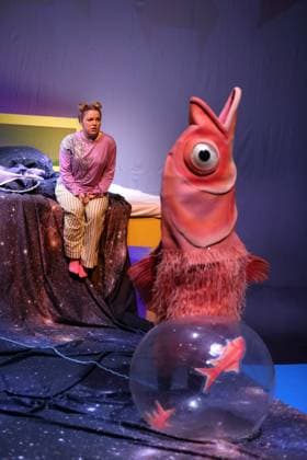 Evelina Smolina (als Elli) und Felix Che Groll (als Hosche, Herr Pudles u.a.) während der Fotoprobe für Tintenfischlady in der Deutschen Oper in Berlin, Tischlerei, 30. Oktober 2025. Musiktheater für Kinder und Erwachsene. Komposition Sidney Corbett. Text Chiara Corbett. Musikalische Leitung Leonard Martynek. Inszenierung Lara Yilmaz. Bühne und Kostüme Coline Meret Lola Jud. Premiere ist am 31. Oktober 2025. Deutsche Oper Berlin Tintenfischlady