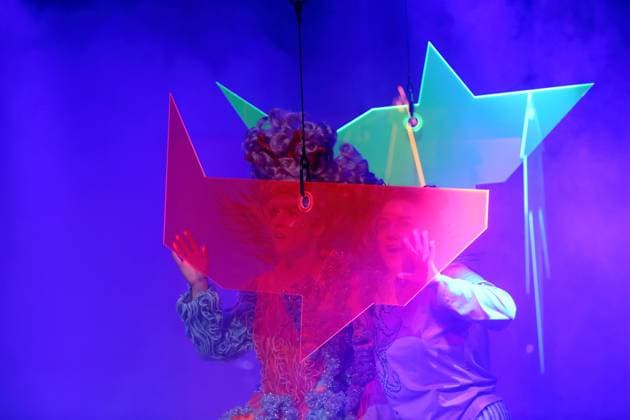 Lana Maletic (als Tintenfischlady, Mama) und Evelina Smolina (als Elli), v.l., während der Fotoprobe für Tintenfischlady in der Deutschen Oper in Berlin, Tischlerei, 30. Oktober 2025. Musiktheater für Kinder und Erwachsene. Komposition Sidney Corbett. Text Chiara Corbett. Musikalische Leitung Leonard Martynek. Inszenierung Lara Yilmaz. Bühne und Kostüme Coline Meret Lola Jud. Premiere ist am 31. Oktober 2025. Deutsche Oper Berlin Tintenfischlady