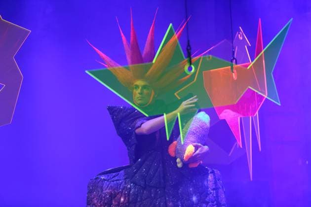 Felix Che Groll (als Hosche, Herr Pudles u.a.) während der Fotoprobe für Tintenfischlady in der Deutschen Oper in Berlin, Tischlerei, 30. Oktober 2025. Musiktheater für Kinder und Erwachsene. Komposition Sidney Corbett. Text Chiara Corbett. Musikalische Leitung Leonard Martynek. Inszenierung Lara Yilmaz. Bühne und Kostüme Coline Meret Lola Jud. Premiere ist am 31. Oktober 2025. Deutsche Oper Berlin Tintenfischlady