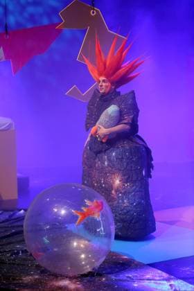 Felix Che Groll (als Hosche, Herr Pudles u.a.) während der Fotoprobe für Tintenfischlady in der Deutschen Oper in Berlin, Tischlerei, 30. Oktober 2025. Musiktheater für Kinder und Erwachsene. Komposition Sidney Corbett. Text Chiara Corbett. Musikalische Leitung Leonard Martynek. Inszenierung Lara Yilmaz. Bühne und Kostüme Coline Meret Lola Jud. Premiere ist am 31. Oktober 2025. Deutsche Oper Berlin Tintenfischlady