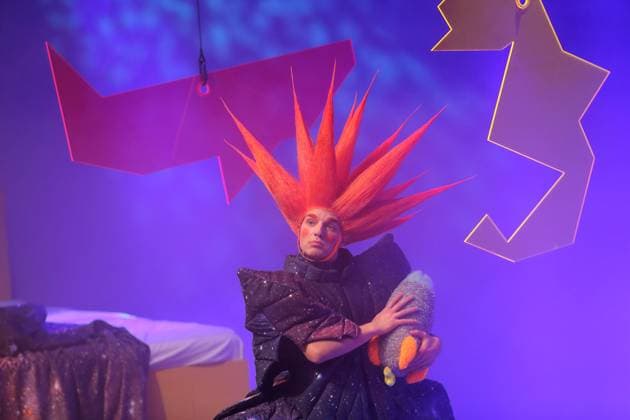 Felix Che Groll (als Hosche, Herr Pudles u.a.) während der Fotoprobe für Tintenfischlady in der Deutschen Oper in Berlin, Tischlerei, 30. Oktober 2025. Musiktheater für Kinder und Erwachsene. Komposition Sidney Corbett. Text Chiara Corbett. Musikalische Leitung Leonard Martynek. Inszenierung Lara Yilmaz. Bühne und Kostüme Coline Meret Lola Jud. Premiere ist am 31. Oktober 2025. Deutsche Oper Berlin Tintenfischlady