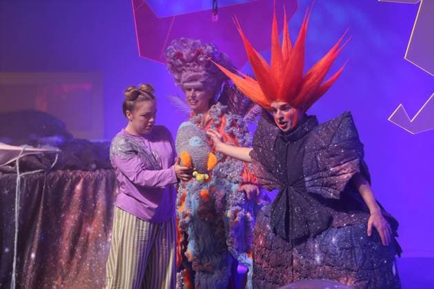 Evelina Smolina (als Elli), Lana Maletic (als Tintenfischlady, Mama) und Felix Che Groll (als Hosche, Herr Pudles u.a.), v.l., während der Fotoprobe für Tintenfischlady in der Deutschen Oper in Berlin, Tischlerei, 30. Oktober 2025. Musiktheater für Kinder und Erwachsene. Komposition Sidney Corbett. Text Chiara Corbett. Musikalische Leitung Leonard Martynek. Inszenierung Lara Yilmaz. Bühne und Kostüme Coline Meret Lola Jud. Premiere ist am 31. Oktober 2025. Deutsche Oper Berlin Tintenfischlady