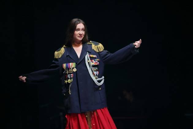 Anastasia Gubareva (als Esma, Dozentin) während der Fotoprobe für Berlin Karl-Marx-Platz im Maxim Gorki Theater in Berlin, 30. Oktober 2025. Stück und Regie Hakan Savas Mican. Bühne Alissa Kolbusch. Kostüme Miriam Marto und Sylvia Rieger. Premiere ist am 1. November 2025. Maxim Gorki Theater Berlin Karl-Marx-Platz