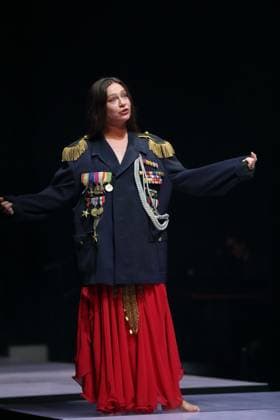 Anastasia Gubareva (als Esma, Dozentin) während der Fotoprobe für Berlin Karl-Marx-Platz im Maxim Gorki Theater in Berlin, 30. Oktober 2025. Stück und Regie Hakan Savas Mican. Bühne Alissa Kolbusch. Kostüme Miriam Marto und Sylvia Rieger. Premiere ist am 1. November 2025. Maxim Gorki Theater Berlin Karl-Marx-Platz