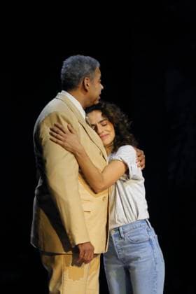 Falilou Seck (als Paul, Galerist) und Sesede Terziyan (als Lisa) während der Fotoprobe für Berlin Karl-Marx-Platz im Maxim Gorki Theater in Berlin, 30. Oktober 2025. Stück und Regie Hakan Savas Mican. Bühne Alissa Kolbusch. Kostüme Miriam Marto und Sylvia Rieger. Premiere ist am 1. November 2025. Maxim Gorki Theater Berlin Karl-Marx-Platz