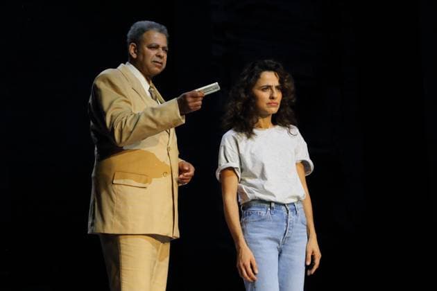 Falilou Seck (als Paul, Galerist) und Sesede Terziyan (als Lisa) während der Fotoprobe für Berlin Karl-Marx-Platz im Maxim Gorki Theater in Berlin, 30. Oktober 2025. Stück und Regie Hakan Savas Mican. Bühne Alissa Kolbusch. Kostüme Miriam Marto und Sylvia Rieger. Premiere ist am 1. November 2025. Maxim Gorki Theater Berlin Karl-Marx-Platz
