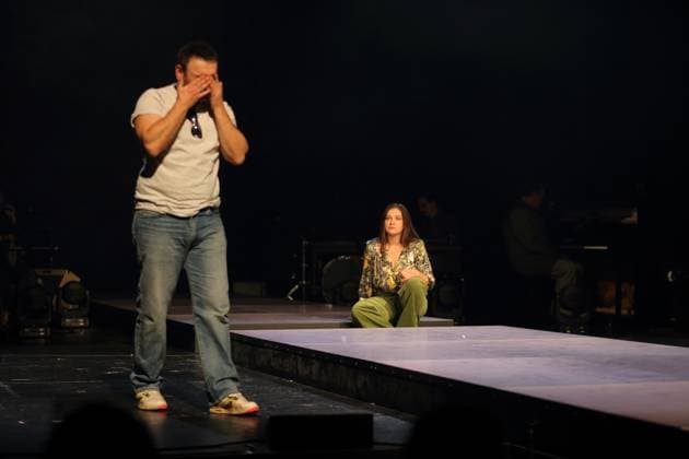 Taner Sahintürk (als Cem) und Anastasia Gubareva (als Esma, Dozentin) während der Fotoprobe für Berlin Karl-Marx-Platz im Maxim Gorki Theater in Berlin, 30. Oktober 2025. Stück und Regie Hakan Savas Mican. Bühne Alissa Kolbusch. Kostüme Miriam Marto und Sylvia Rieger. Premiere ist am 1. November 2025. Maxim Gorki Theater Berlin Karl-Marx-Platz