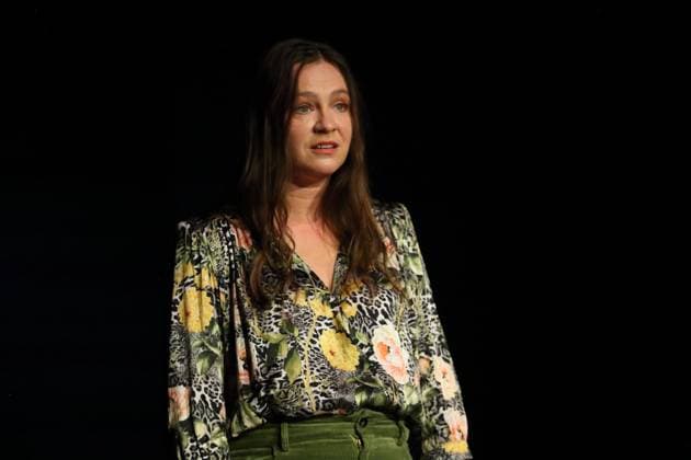 Anastasia Gubareva (als Esma, Dozentin) während der Fotoprobe für Berlin Karl-Marx-Platz im Maxim Gorki Theater in Berlin, 30. Oktober 2025. Stück und Regie Hakan Savas Mican. Bühne Alissa Kolbusch. Kostüme Miriam Marto und Sylvia Rieger. Premiere ist am 1. November 2025. Maxim Gorki Theater Berlin Karl-Marx-Platz