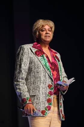 Falilou Seck (als Paul, Galerist) während der Fotoprobe für Berlin Karl-Marx-Platz im Maxim Gorki Theater in Berlin, 30. Oktober 2025. Stück und Regie Hakan Savas Mican. Bühne Alissa Kolbusch. Kostüme Miriam Marto und Sylvia Rieger. Premiere ist am 1. November 2025. Maxim Gorki Theater Berlin Karl-Marx-Platz