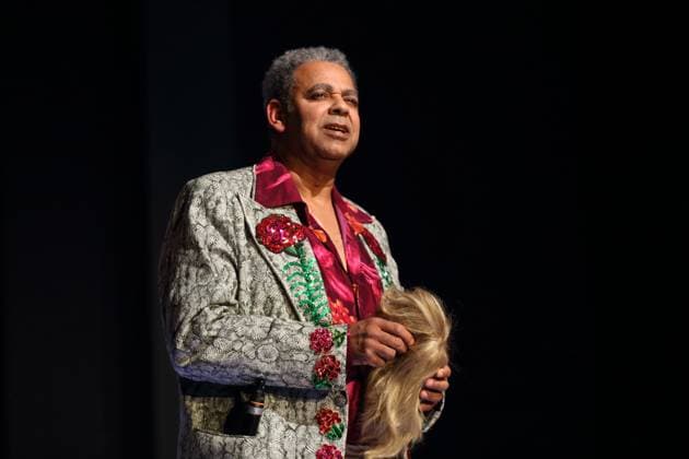 Falilou Seck (als Paul, Galerist) während der Fotoprobe für Berlin Karl-Marx-Platz im Maxim Gorki Theater in Berlin, 30. Oktober 2025. Stück und Regie Hakan Savas Mican. Bühne Alissa Kolbusch. Kostüme Miriam Marto und Sylvia Rieger. Premiere ist am 1. November 2025. Maxim Gorki Theater Berlin Karl-Marx-Platz
