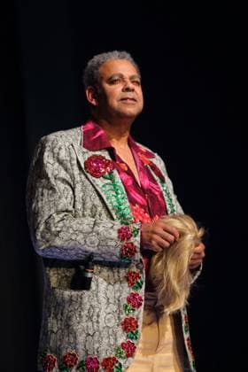 Falilou Seck (als Paul, Galerist) während der Fotoprobe für Berlin Karl-Marx-Platz im Maxim Gorki Theater in Berlin, 30. Oktober 2025. Stück und Regie Hakan Savas Mican. Bühne Alissa Kolbusch. Kostüme Miriam Marto und Sylvia Rieger. Premiere ist am 1. November 2025. Maxim Gorki Theater Berlin Karl-Marx-Platz