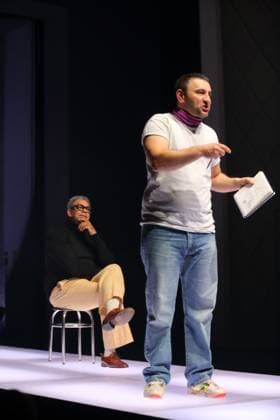 Falilou Seck (als Paul, Galerist) und Taner Sahintürk (als Cem), v.l., während der Fotoprobe für Berlin Karl-Marx-Platz im Maxim Gorki Theater in Berlin, 30. Oktober 2025. Stück und Regie Hakan Savas Mican. Bühne Alissa Kolbusch. Kostüme Miriam Marto und Sylvia Rieger. Premiere ist am 1. November 2025. Maxim Gorki Theater Berlin Karl-Marx-Platz