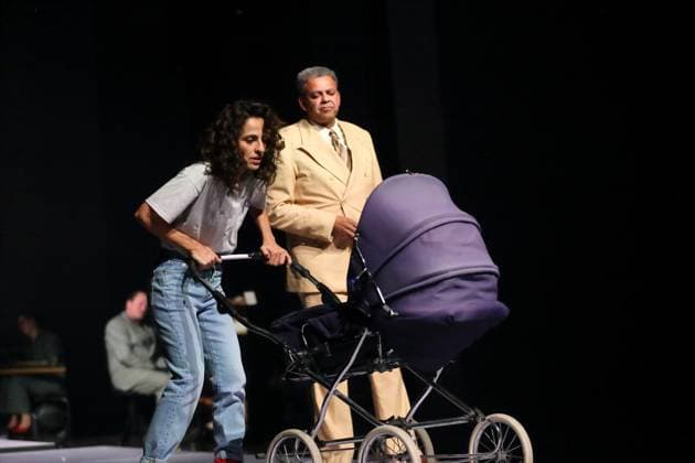 Sesede Terziyan (als Lisa) und Falilou Seck (als Paul, Galerist) während der Fotoprobe für Berlin Karl-Marx-Platz im Maxim Gorki Theater in Berlin, 30. Oktober 2025. Stück und Regie Hakan Savas Mican. Bühne Alissa Kolbusch. Kostüme Miriam Marto und Sylvia Rieger. Premiere ist am 1. November 2025. Maxim Gorki Theater Berlin Karl-Marx-Platz