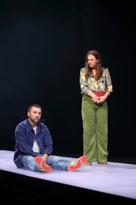 Taner Sahintürk (als Cem) und Anastasia Gubareva (als Esma, Dozentin) während der Fotoprobe für Berlin Karl-Marx-Platz im Maxim Gorki Theater in Berlin, 30. Oktober 2025. Stück und Regie Hakan Savas Mican. Bühne Alissa Kolbusch. Kostüme Miriam Marto und Sylvia Rieger. Premiere ist am 1. November 2025. Maxim Gorki Theater Berlin Karl-Marx-Platz