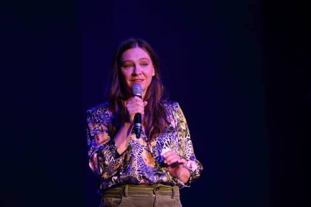 Anastasia Gubareva (als Esma, Dozentin) während der Fotoprobe für Berlin Karl-Marx-Platz im Maxim Gorki Theater in Berlin, 30. Oktober 2025. Stück und Regie Hakan Savas Mican. Bühne Alissa Kolbusch. Kostüme Miriam Marto und Sylvia Rieger. Premiere ist am 1. November 2025. Maxim Gorki Theater Berlin Karl-Marx-Platz